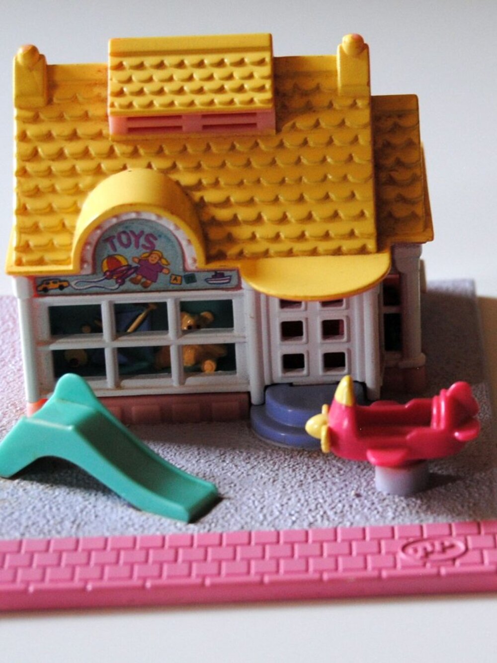 1993 Mattel Bluebird Polly Pocket Pollyville Toy Shop Playset + 3 figures